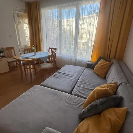 Yassen - Apartma S Vyhledem Na Bazen Апартамент *